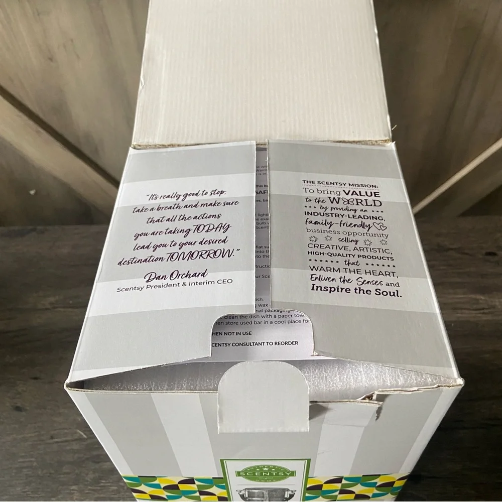 Scentsy Coastal Light Large Plug in Candle Wax Warmer New in Box